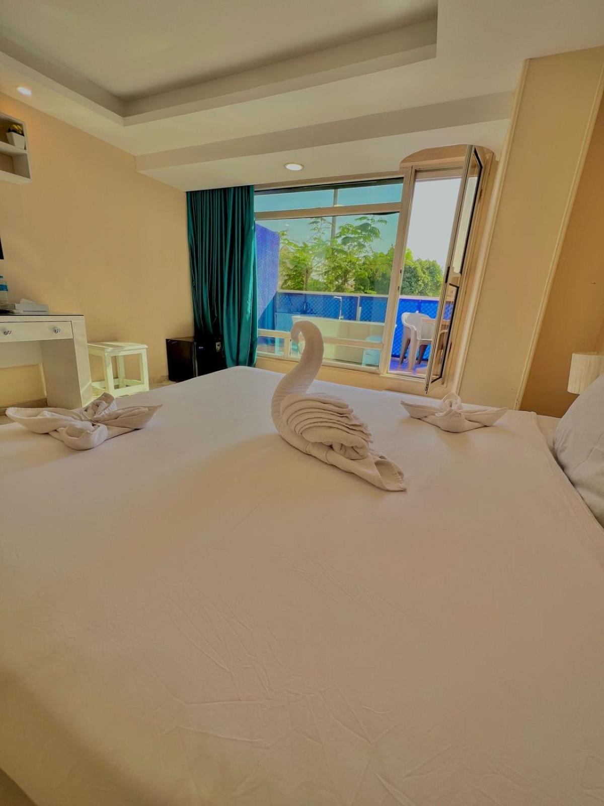 Turquoise Pyramids & Grand Egyptian Museum View Hotel Kafret el-Gabal 외부 사진
